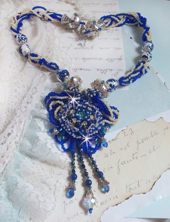 Collier Lotus Flowers brodé avec des perles de Venise de couleur Bleu Capri/Blanc et des cristaux de Swarovski