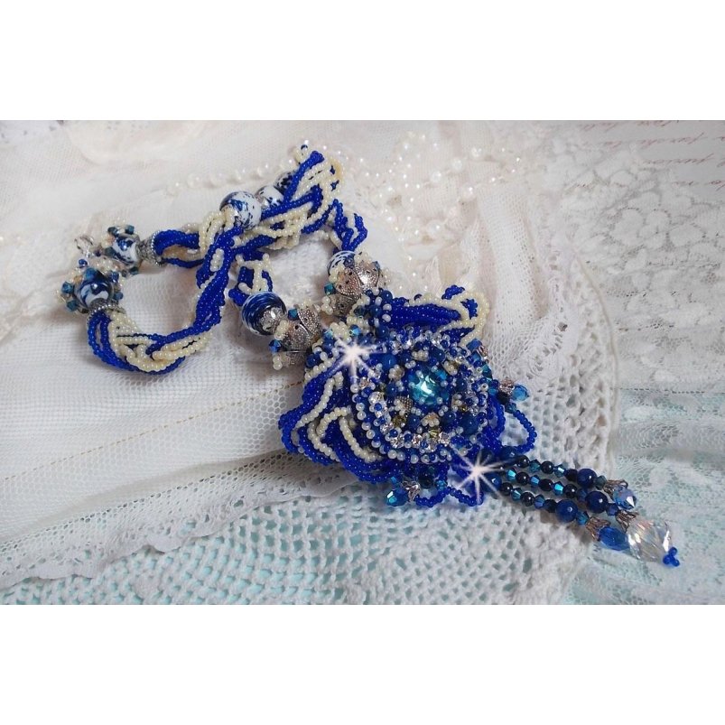Collier Lotus Flowers brodé avec des perles de Venise de couleur Bleu Capri/Blanc et des cristaux de Swarovski