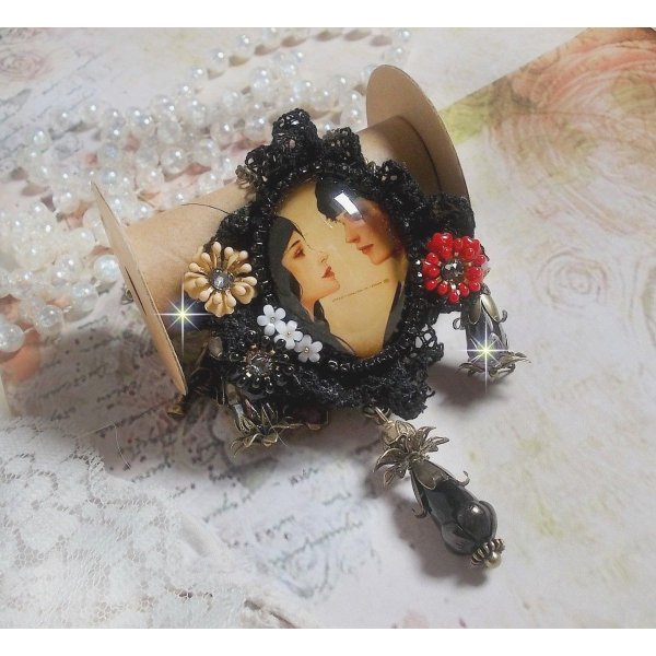 Collier Love Romance cr&eacute;e avec des cristaux, un cabochon ovale repr&eacute;sentant deux femmes, des Quartz, H&eacute;matites, des perles en plaqu&eacute; or et autres accessoires