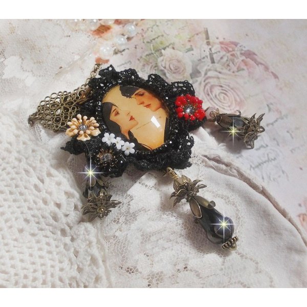 Collier Love Romance cr&eacute;e avec des cristaux, un cabochon ovale repr&eacute;sentant deux femmes, des Quartz, H&eacute;matites, des perles en plaqu&eacute; or et autres accessoires