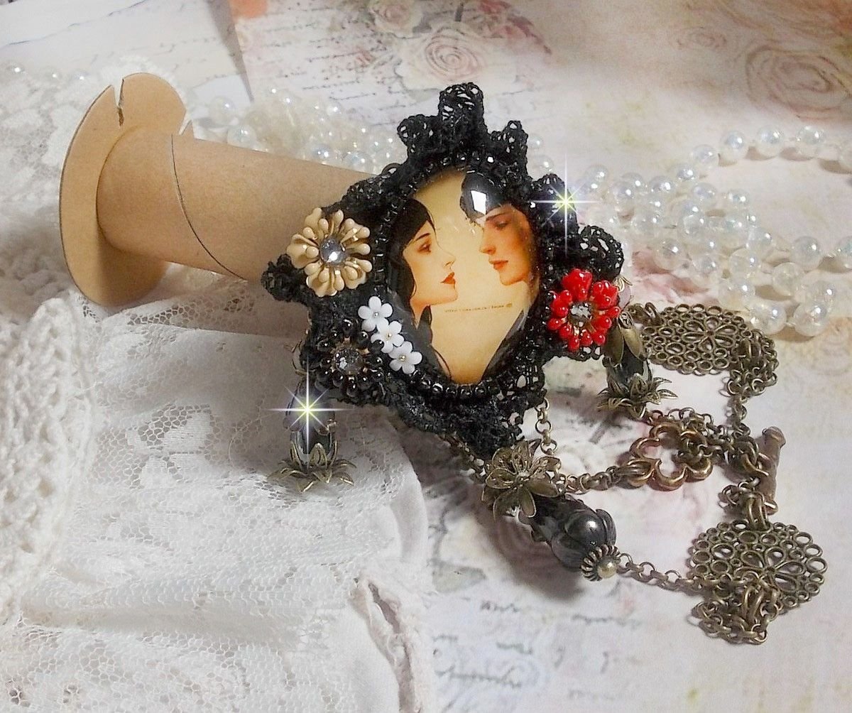 Collier Love Romance crée avec des cristaux, un cabochon ovale représentant deux femmes, des Quartz, Hématites, des perles en plaqué or et autres accessoires