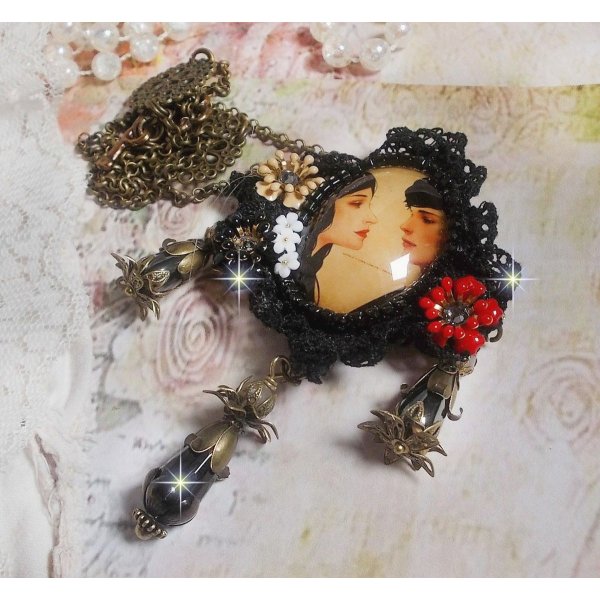 Collier Love Romance cr&eacute;e avec des cristaux, un cabochon ovale repr&eacute;sentant deux femmes, des Quartz, H&eacute;matites, des perles en plaqu&eacute; or et autres accessoires