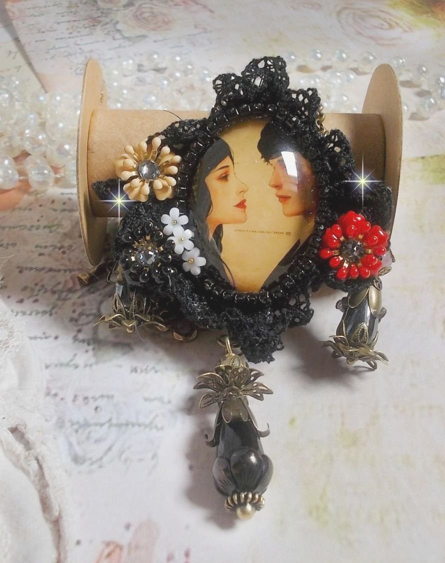 Collier Love Romance crée avec des cristaux, un cabochon ovale représentant deux femmes, des Quartz, Hématites, des perles en plaqué or et autres accessoires
