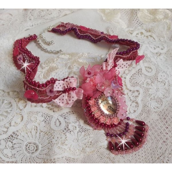 Collier Magnolia avec une dentelle bordeaux tr&egrave;s fine avec des cristaux de Swarovski