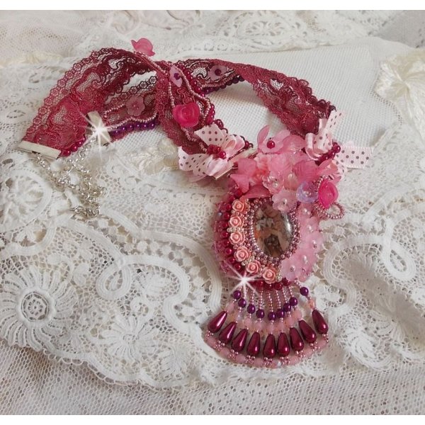 Collier Magnolia avec une dentelle bordeaux tr&egrave;s fine avec des cristaux de Swarovski