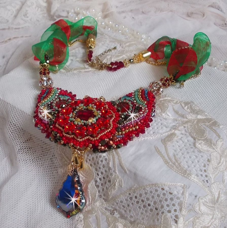 Collier Mia Haute-Couture Baroque/Vintage brodé avec des Cristaux de Swarovski, plaqué or, perles diverses de qualité