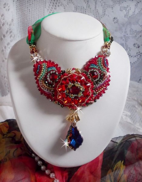 Collier Mia Haute-Couture Baroque/Vintage brodé avec des Cristaux de Swarovski, plaqué or, perles diverses de qualité