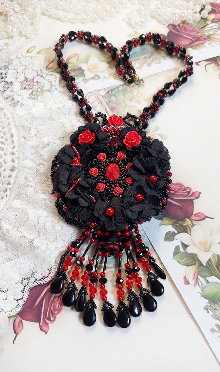 Collier Midnight in Paris brodé avec roses et cabochon en résine, perles magiques, ruban fleurs et perles Cristal Swarovski