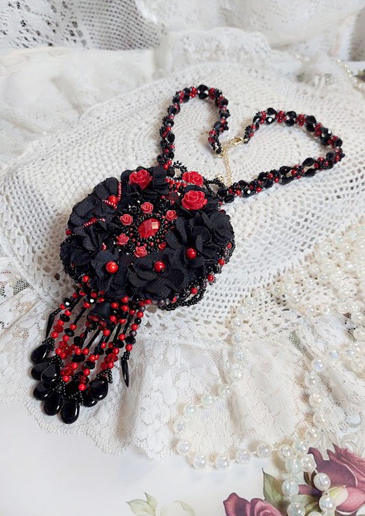 Collier Midnight in Paris brodé avec roses et cabochon en résine, perles magiques, ruban fleurs et perles Cristal Swarovski
