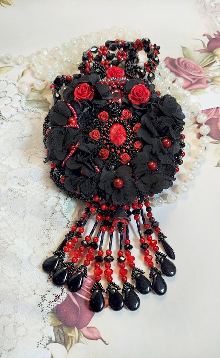 Collier Midnight in Paris brodé avec roses et cabochon en résine, perles magiques, ruban fleurs et perles Cristal Swarovski