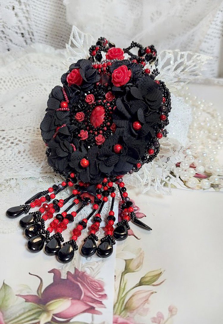 Collier Midnight in Paris brodé avec roses et cabochon en résine, perles magiques, ruban fleurs et perles Cristal Swarovski