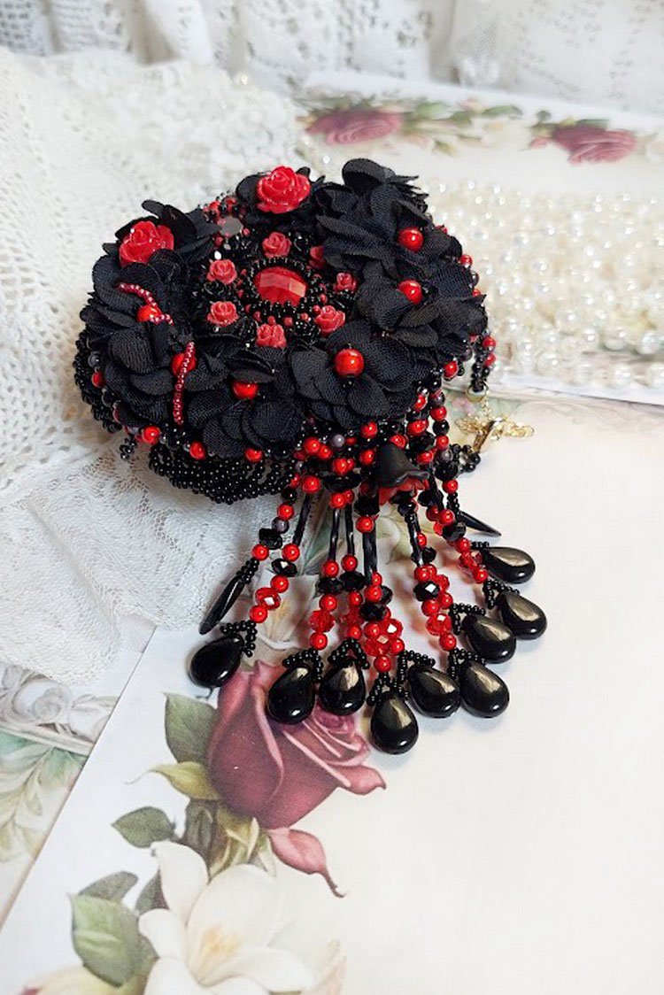 Collier Midnight in Paris brodé avec roses et cabochon en résine, perles magiques, ruban fleurs et perles Cristal Swarovski