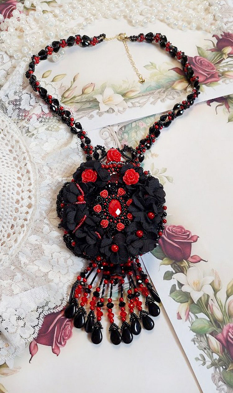 Collier Midnight in Paris brodé avec roses et cabochon en résine, perles magiques, ruban fleurs et perles Cristal Swarovski