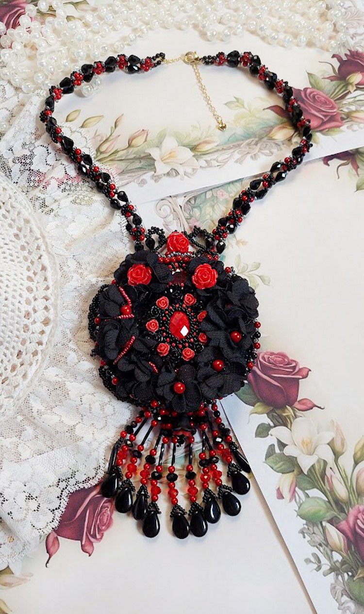 Collier Midnight in Paris brodé avec roses et cabochon en résine, perles magiques, ruban fleurs et perles Cristal Swarovski