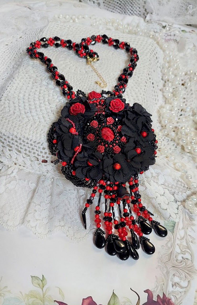 Collier Midnight in Paris brodé avec roses et cabochon en résine, perles magiques, ruban fleurs et perles Cristal Swarovski