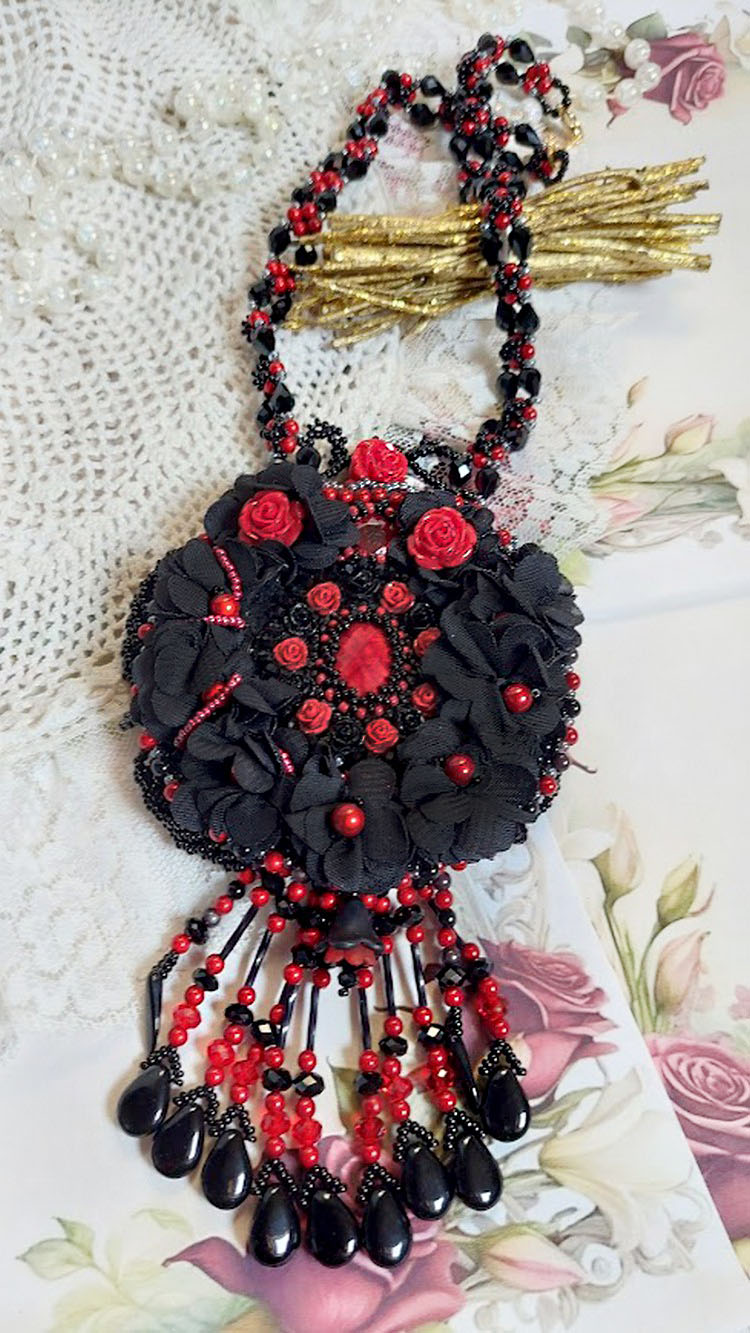 Collier Midnight in Paris brodé avec roses et cabochon en résine, perles magiques, ruban fleurs et perles Cristal Swarovski