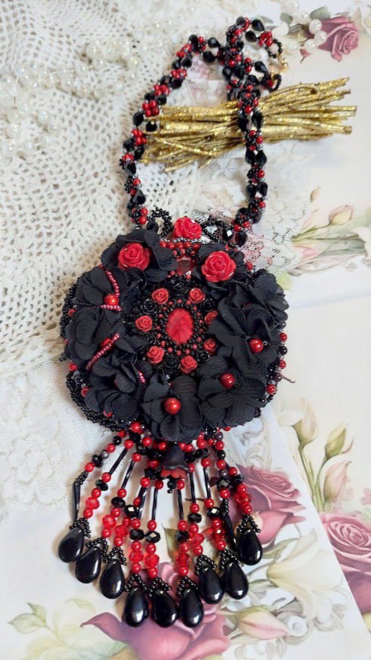 Collier Midnight in Paris brod&eacute; avec roses et cabochon en r&eacute;sine, perles magiques, ruban fleurs et perles Cristal Swarovski