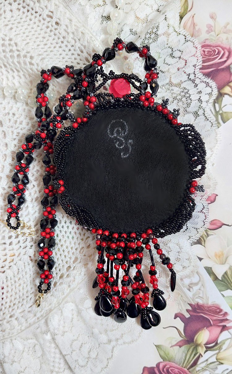 Collier Midnight in Paris brodé avec roses et cabochon en résine, perles magiques, ruban fleurs et perles Cristal Swarovski
