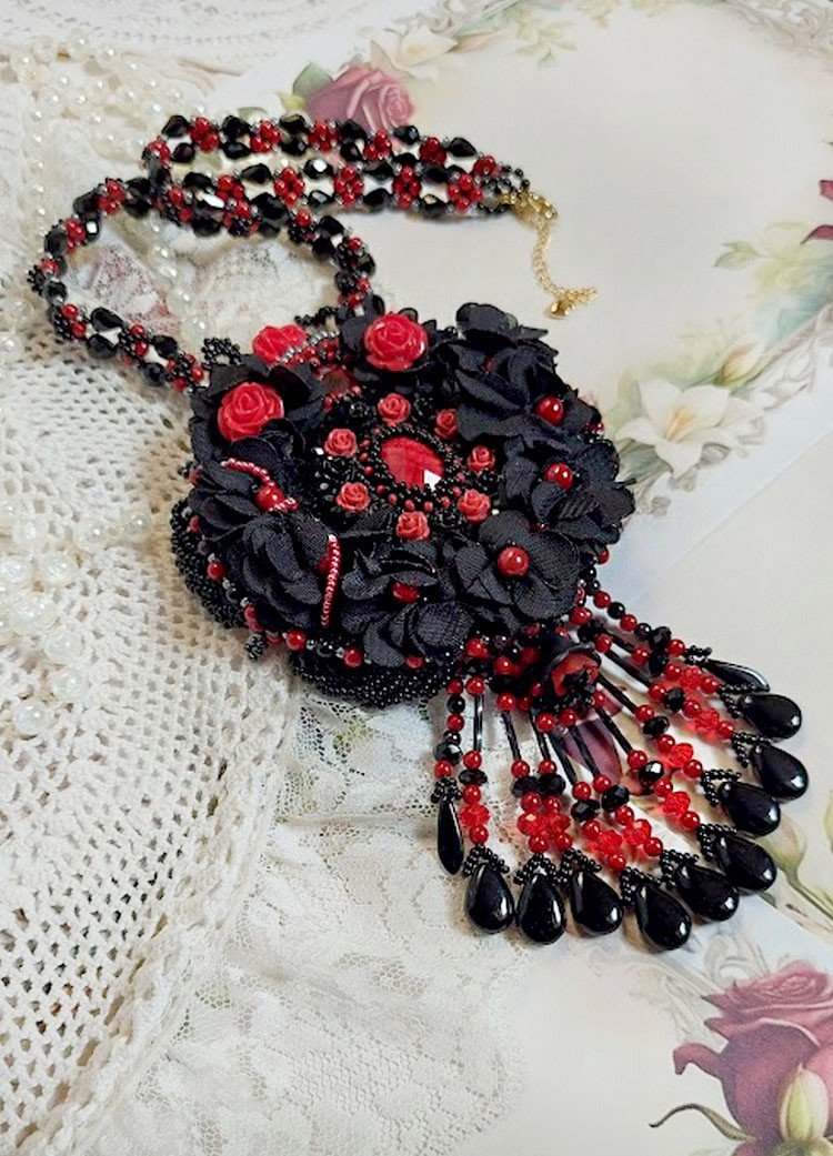 Collier Midnight in Paris brodé avec roses et cabochon en résine, perles magiques, ruban fleurs et perles Cristal Swarovski