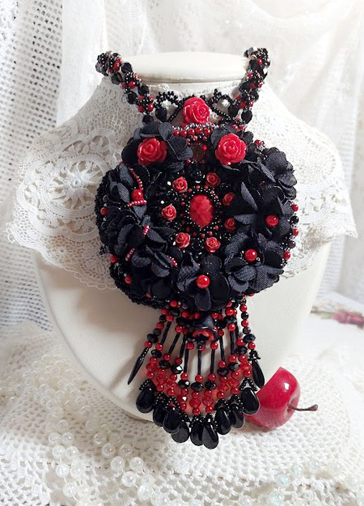 Collier Midnight in Paris brodé avec roses et cabochon en résine, perles magiques, ruban fleurs et perles Cristal Swarovski