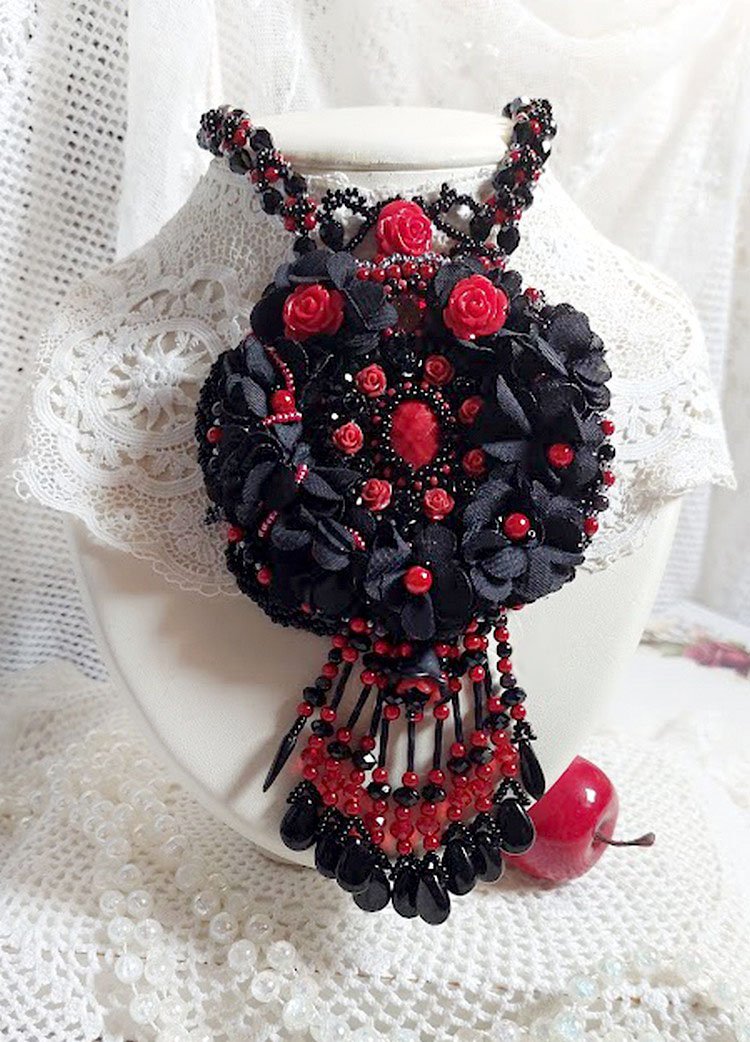 Collier Midnight in Paris brodé avec roses et cabochon en résine, perles magiques, ruban fleurs et perles Cristal Swarovski