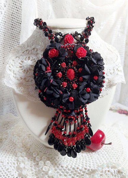 Collier Midnight in Paris brod&eacute; avec roses et cabochon en r&eacute;sine, perles magiques, ruban fleurs et perles Cristal Swarovski