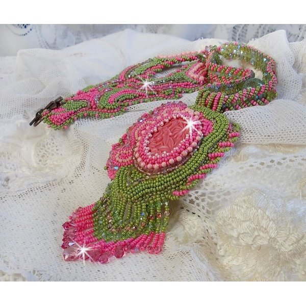 Collier Miss Lady brod&eacute; avec un cabochon repr&eacute;sentant des fleurs de couleur Rose Pink &agrave; laquelle s'ajoute perles rondes, toupies en Cristal, facettes, rocailles Anis, Rose et perle c&eacute;ramique 