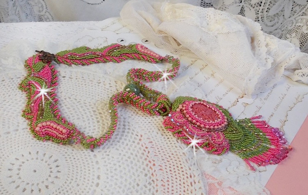 Collier Miss Lady brodé avec un cabochon représentant des fleurs de couleur Rose Pink à laquelle s'ajoute perles rondes, toupies en Cristal, facettes, rocailles Anis, Rose et perle céramique 