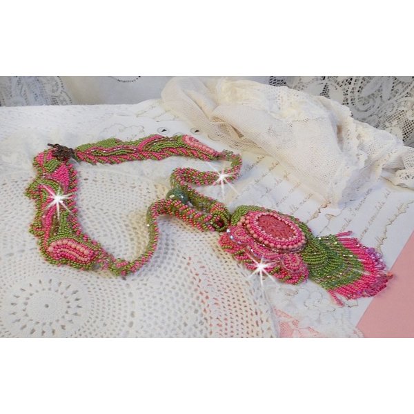 Collier Miss Lady brodé avec un cabochon représentant des fleurs de couleur Rose Pink à laquelle s'ajoute perles rondes, toupies en Cristal, facettes, rocailles Anis, Rose et perle céramique 