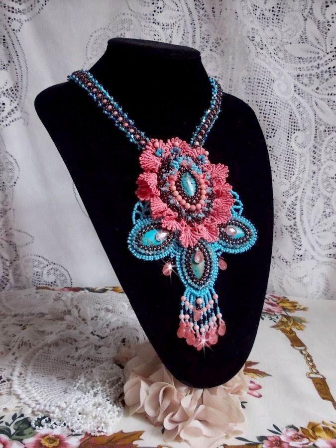 Collier Naïade plastron Haute-Couture crée avec des cabochons turquoise, des cristaux PureCrystal, de la dentelle et des perles diverses