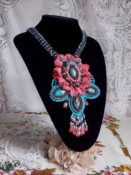 Plastron Na&iuml;ade plastron Haute-Couture cr&eacute;e avec des cabochons turquoise Hubei et perles en Corail &agrave; laquelle s'ajoute des cristaux, gouttes en Verre de boh&egrave;me, rocailles, dentelle avec fermoirs 