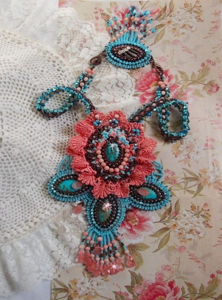 Plastron Na&iuml;ade plastron Haute-Couture cr&eacute;e avec des cabochons turquoise Hubei et perles en Corail &agrave; laquelle s'ajoute des cristaux, gouttes en Verre de boh&egrave;me, rocailles, dentelle avec fermoirs 