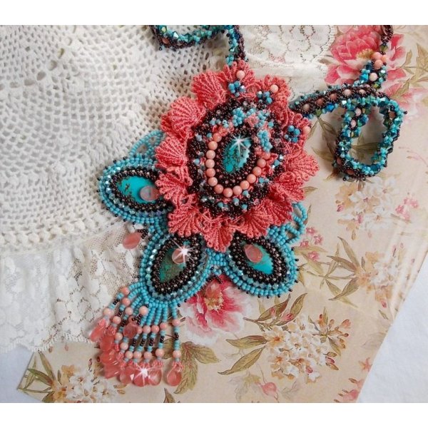 Plastron Na&iuml;ade plastron Haute-Couture cr&eacute;e avec des cabochons turquoise Hubei et perles en Corail &agrave; laquelle s'ajoute des cristaux, gouttes en Verre de boh&egrave;me, rocailles, dentelle avec fermoirs 