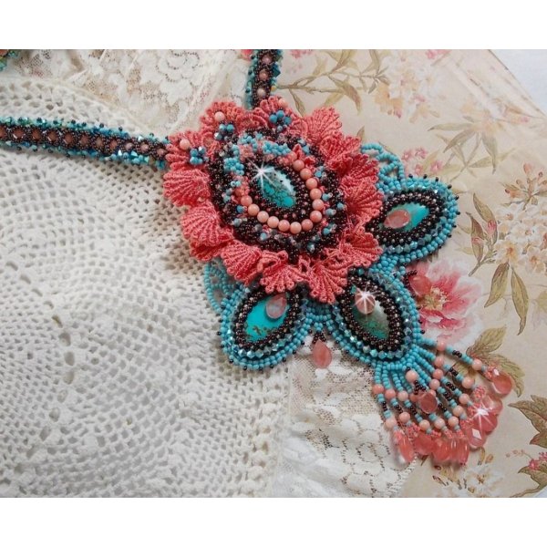Plastron Na&iuml;ade plastron Haute-Couture cr&eacute;e avec des cabochons turquoise Hubei et perles en Corail &agrave; laquelle s'ajoute des cristaux, gouttes en Verre de boh&egrave;me, rocailles, dentelle avec fermoirs 