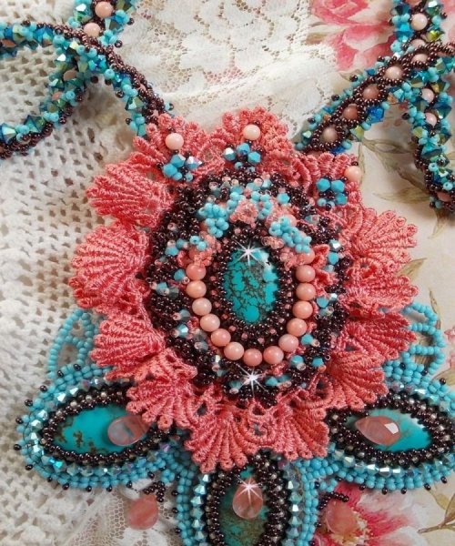 Plastron Na&iuml;ade plastron Haute-Couture cr&eacute;e avec des cabochons turquoise Hubei et perles en Corail &agrave; laquelle s'ajoute des cristaux, gouttes en Verre de boh&egrave;me, rocailles, dentelle avec fermoirs 