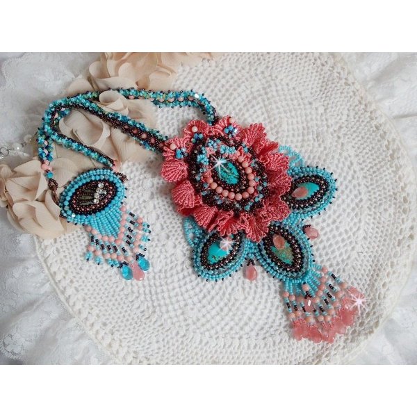 Plastron Na&iuml;ade plastron Haute-Couture cr&eacute;e avec des cabochons turquoise Hubei et perles en Corail &agrave; laquelle s'ajoute des cristaux, gouttes en Verre de boh&egrave;me, rocailles, dentelle avec fermoirs 