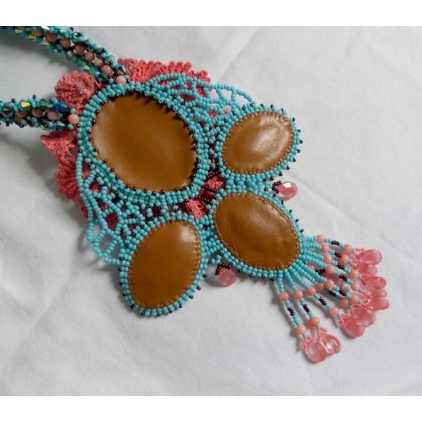 Plastron Na&iuml;ade plastron Haute-Couture cr&eacute;e avec des cabochons turquoise Hubei et perles en Corail &agrave; laquelle s'ajoute des cristaux, gouttes en Verre de boh&egrave;me, rocailles, dentelle avec fermoirs 