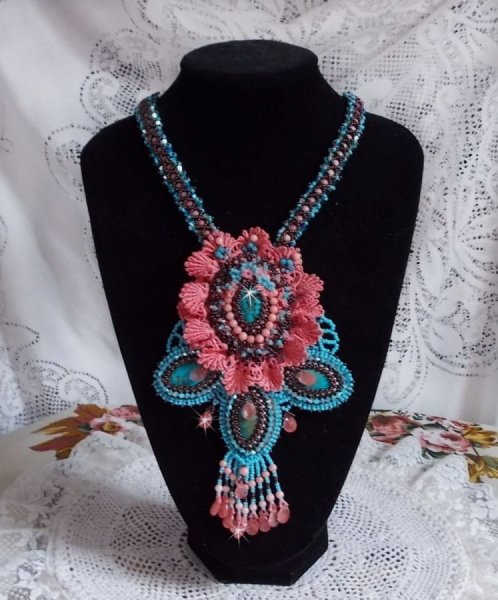 Plastron Na&iuml;ade plastron Haute-Couture cr&eacute;e avec des cabochons turquoise Hubei et perles en Corail &agrave; laquelle s'ajoute des cristaux, gouttes en Verre de boh&egrave;me, rocailles, dentelle avec fermoirs 