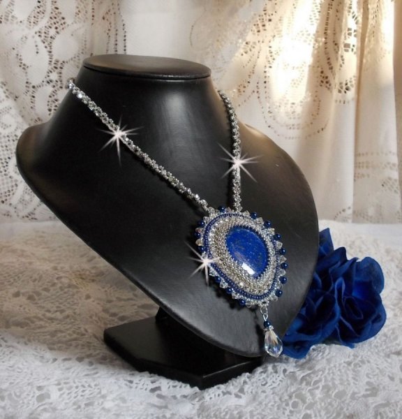 Collier Nil bleu brodé avec un cabochon poire Lapis Lazuli et des cristaux de Swarovski