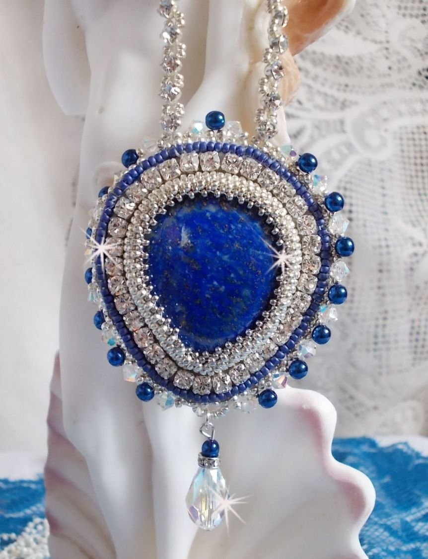 Collier Nil Bleu brodé avec une pierre de gemme : un Lapis Lazuli en forme de poire, cristaux : chatons, gouttes et toupies Cristal, perles rondes nacrées en Verre Bleu Marine et rocailles Argentées