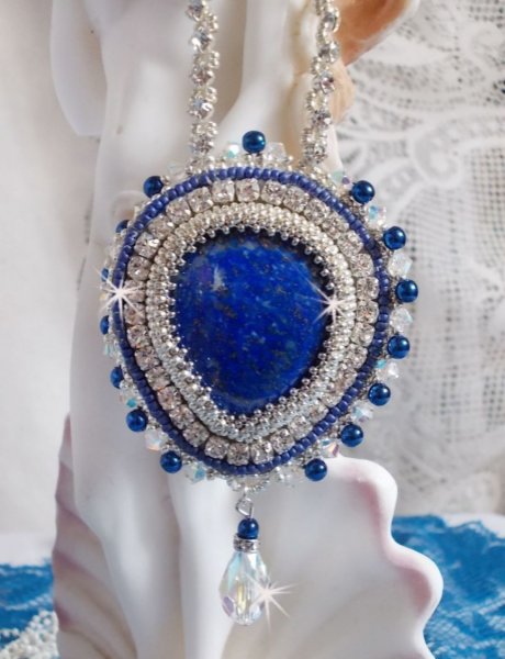 Collier Nil Bleu brod&eacute; avec une pierre de gemme : un Lapis Lazuli en forme de poire, cristaux : chatons, gouttes et toupies Cristal, perles rondes nacr&eacute;es en Verre Bleu Marine et rocailles Argent&eacute;es