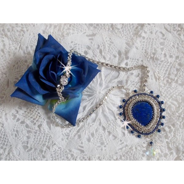Collier Nil Bleu brod&eacute; avec une pierre de gemme : un Lapis Lazuli en forme de poire, cristaux : chatons, gouttes et toupies Cristal, perles rondes nacr&eacute;es en Verre Bleu Marine et rocailles Argent&eacute;es