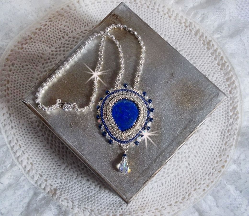 Collier Nil bleu brodé avec un cabochon poire Lapis Lazuli et des cristaux de Swarovski