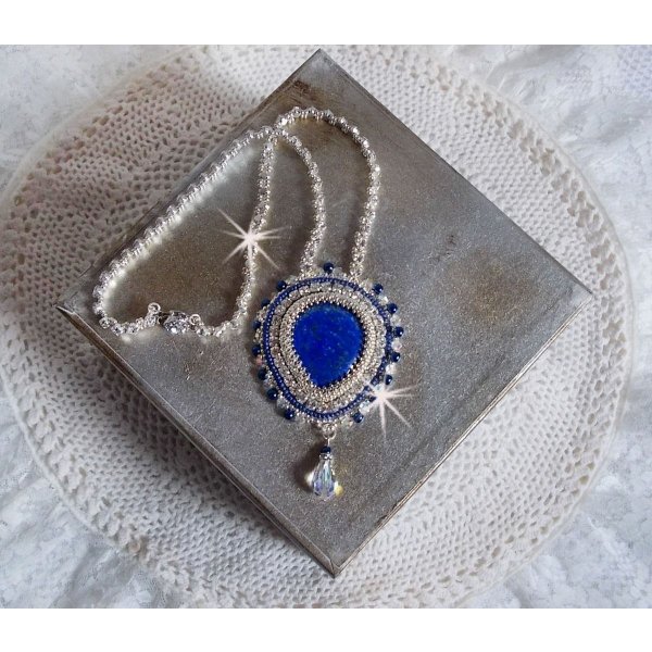 Collier Nil Bleu brod&eacute; avec une pierre de gemme : un Lapis Lazuli en forme de poire, cristaux : chatons, gouttes et toupies Cristal, perles rondes nacr&eacute;es en Verre Bleu Marine et rocailles Argent&eacute;es