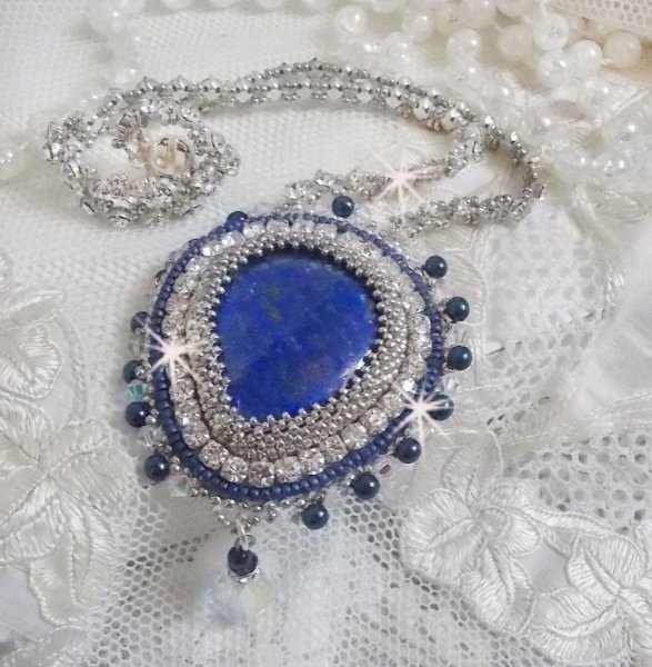 Collier Nil Bleu brod&eacute; avec une pierre de gemme : un Lapis Lazuli en forme de poire, cristaux : chatons, gouttes et toupies Cristal, perles rondes nacr&eacute;es en Verre Bleu Marine et rocailles Argent&eacute;es