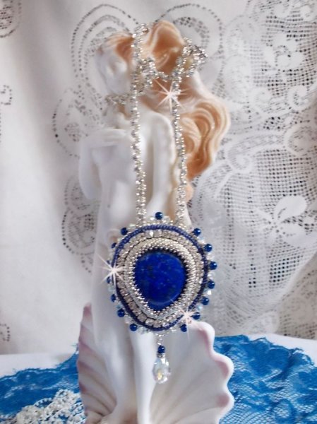 Collier Nil bleu brodé avec un cabochon poire Lapis Lazuli et des cristaux de Swarovski