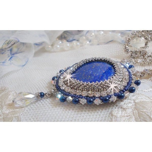Collier Nil bleu brodé avec un cabochon poire Lapis Lazuli et des cristaux de Swarovski