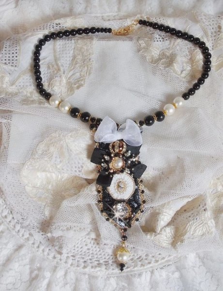 Collier Noir Sacr&eacute; Haute Couture brod&eacute; avec des cristaux : navette, cabochon, perles rondes aplaties, toupies aux couleurs Cristal et Jet, rondelles, perles rondes Verre, rubans, organza et dentelle
