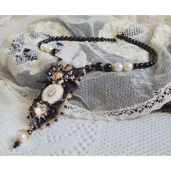 Collier Noir Sacr&eacute; Haute Couture brod&eacute; avec des cristaux : navette, cabochon, perles rondes aplaties, toupies aux couleurs Cristal et Jet, rondelles, perles rondes Verre, rubans, organza et dentelle