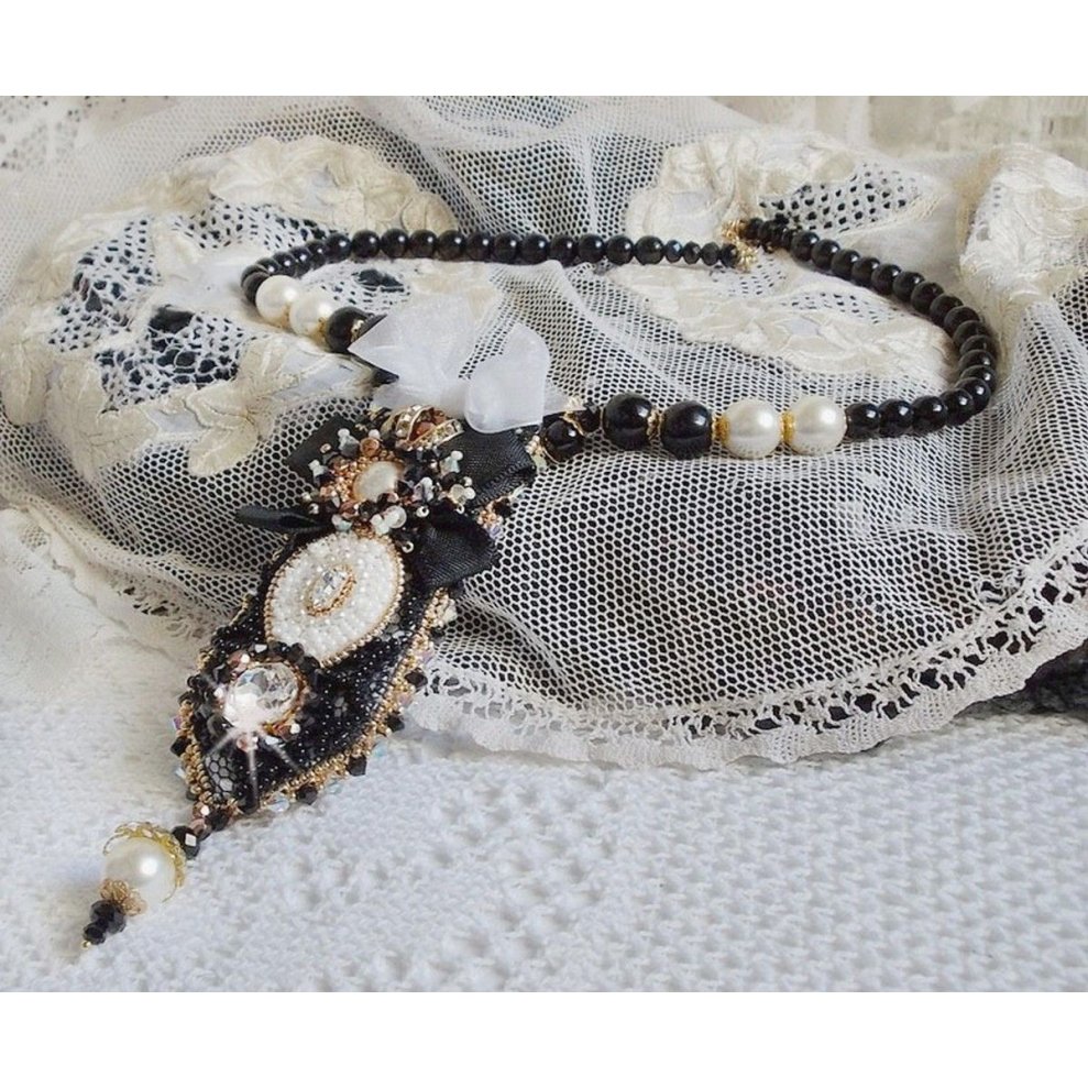 Collier Noir Sacré Haute Couture brodé avec des cristaux : navette, cabochon, perles rondes aplaties, toupies aux couleurs Cristal et Jet, rondelles, perles rondes Verre, rubans, organza et dentelle